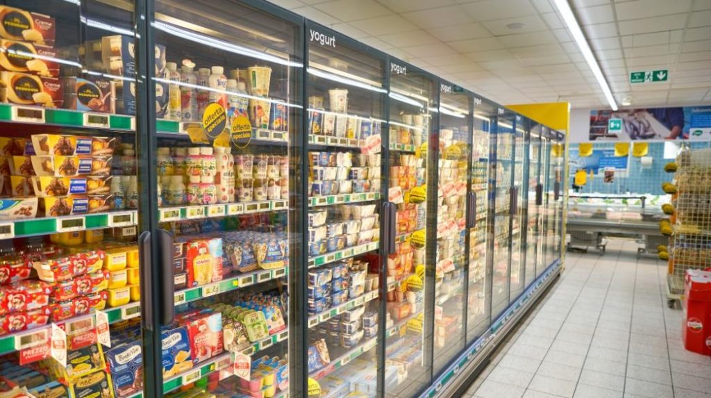 Στροφή σε χαμηλής ποιότητας τρόφιμα και μείωση της εξόδου για διασκέδαση