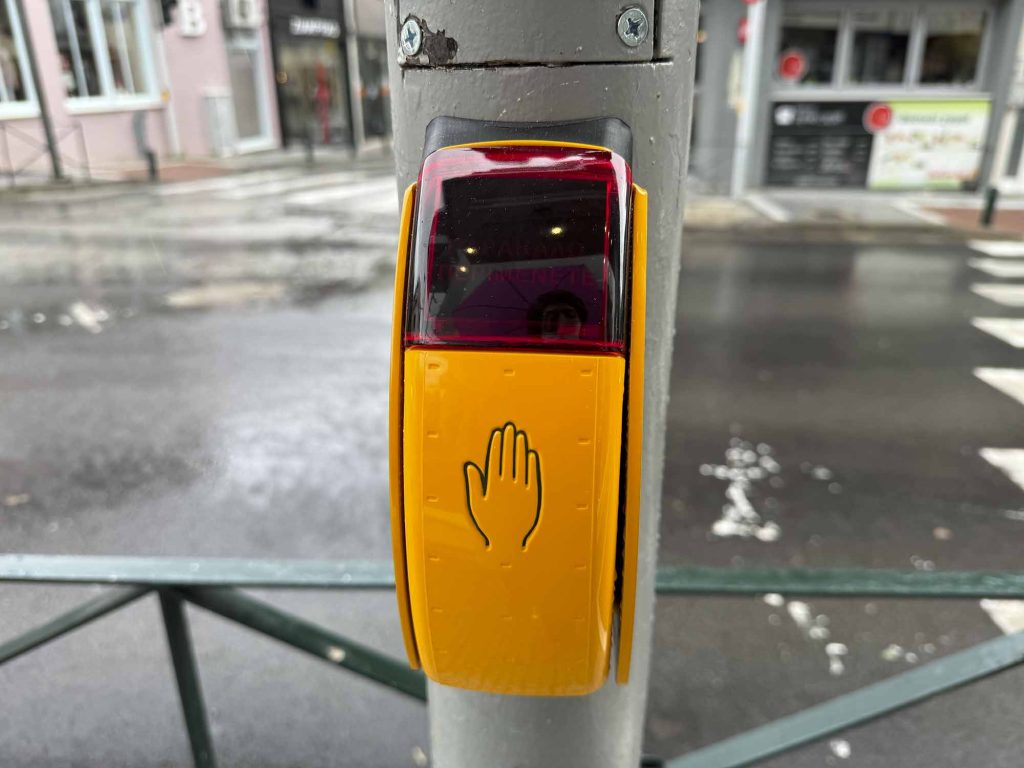 «Έξυπνα» φανάρια για άτομα με αναπηρία όρασης στην Κοζάνη