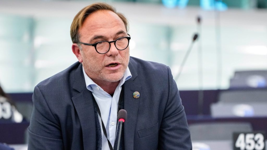 H εξάρτηση από τα ορυκτά καύσιμα βλάπτει σοβαρά το Κλίμα, την Υγεία και τη Δημοκρατία