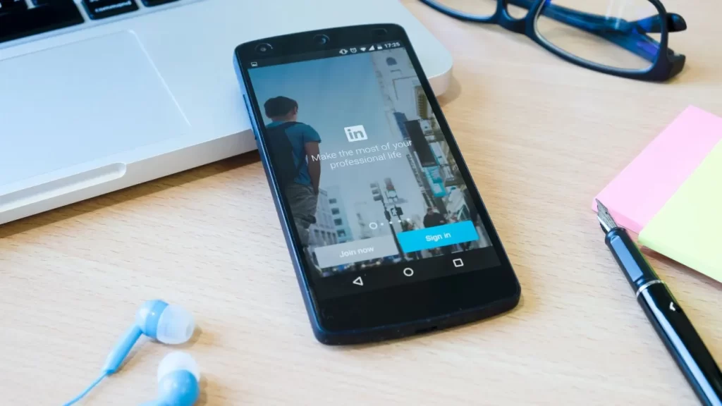 Το LinkedIn κατηγορείται ότι χρησιμοποιεί ιδιωτικά μηνύματα για να εκπαιδεύσει την AI