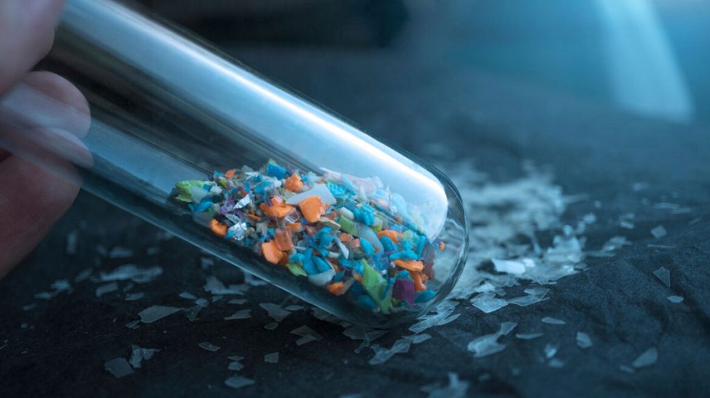 Έρευνα: Σωματίδια μικροπλαστικών εντοπίστηκαν για πρώτη φορά στο ανθρώπινο αίμα