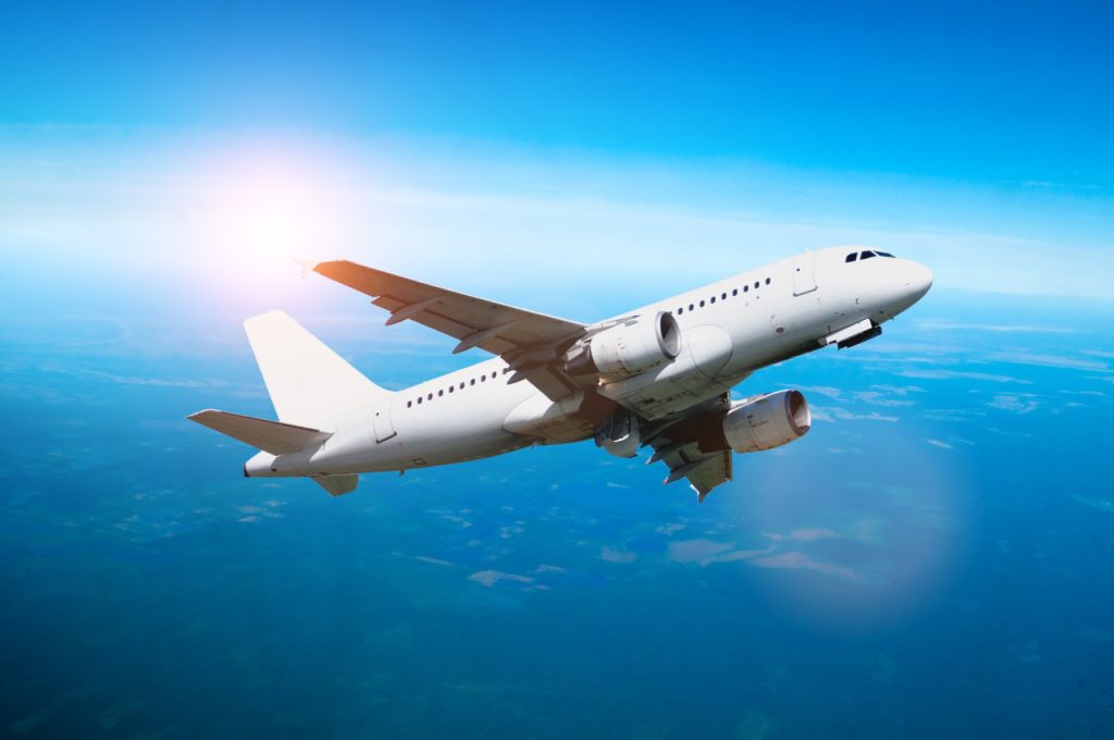 Αεροπορικές εταιρείες κατά των περικοπών τελών καρτών – Ερωτήματα για τον ρόλο τους στη βιώσιμη τουριστική ανάπτυξη