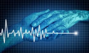 Ευθανασία στην Ελλάδα – «Η κοινωνία είναι πιο έτοιμη απ’ όσο νομίζουμε» λέει η Ελένη Καραμπατζάκη