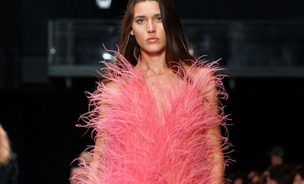 Στέλλα ΜακΚάρτνεϊ: «Βάρβαρη» η χρήση φτερών στη μόδα – Παρουσιάζει φυτικές εναλλακτικές στο Παρίσι