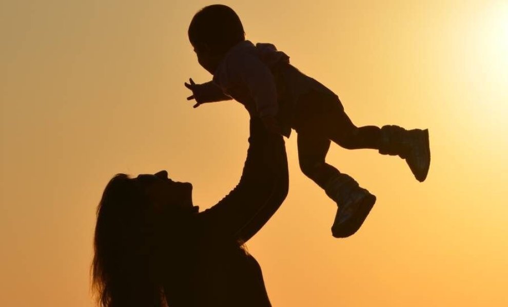 Το «κόστος της μητρότητας»: νέα μελέτη αποκαλύπτει βαθύτερο χάσμα αμοιβών στη Γερμανία