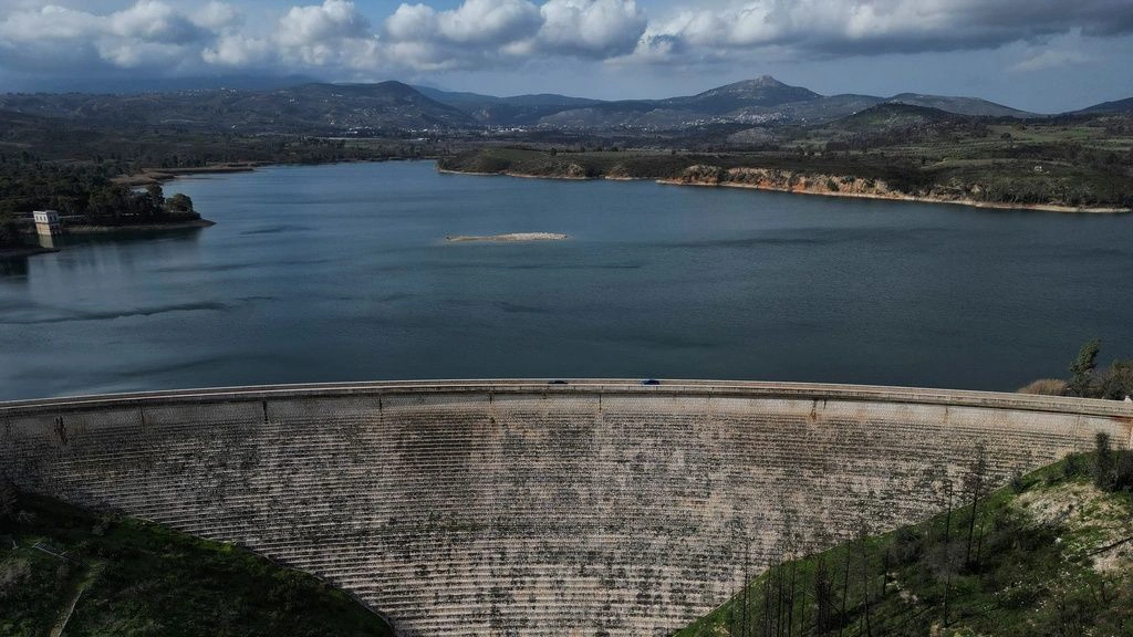 Ανησυχητικές εικόνες από τη λίμνη Μαραθώνα – Ο πύργος υδροληψίας αποκαλύπτει τη χαμηλή στάθμη