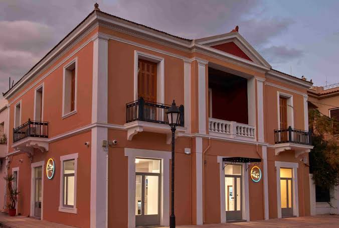 ΔΕΗ: Πάνω από 100 καταστήματα νέας γενιάς – Από το ρεύμα στο «έξυπνο» σπίτι και το Fiber