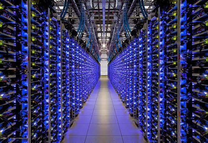 Data centers και AI: Οι τράπεζες υποβαθμίζουν τους κλιματικούς κινδύνους – Οι αναλυτές προειδοποιούν για ενέργεια και νερό