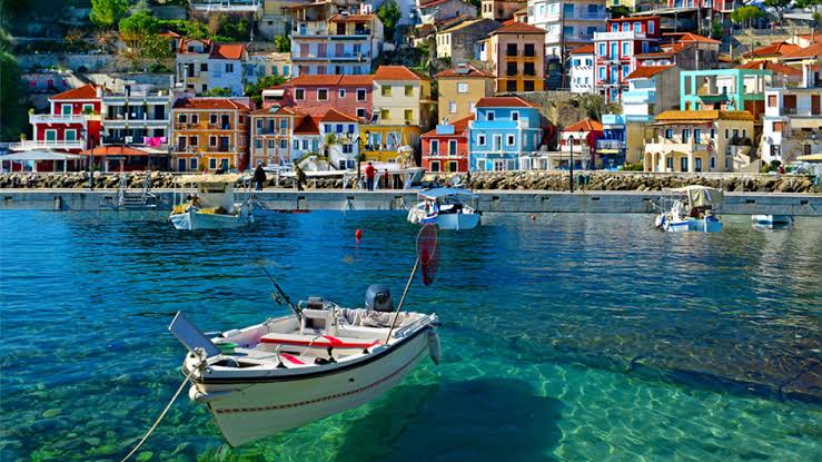 Ελληνικός τουρισμός: Κινδυνεύει να χαθεί η αυθεντική ελληνική φιλοξενία πίσω από την πολυτέλεια