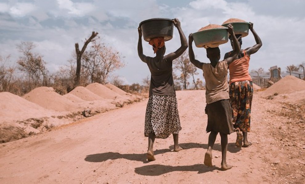 UN Women: Η κλιματική αλλαγή βαθαίνει τις έμφυλες ανισότητες – Έως 158 εκατ. περισσότερες γυναίκες και κορίτσια στη φτώχεια